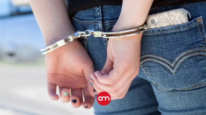Arrestan a funcionaria de Migración por ayudar con trámite irregular a miembro de “La H”, banda narco que cantó a Celso Gamboa