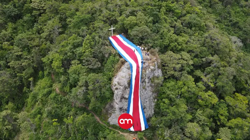 Bandera gigante vuelve a vestir la emblemática piedra de Aserrí para celebrar el Mes de la Patria