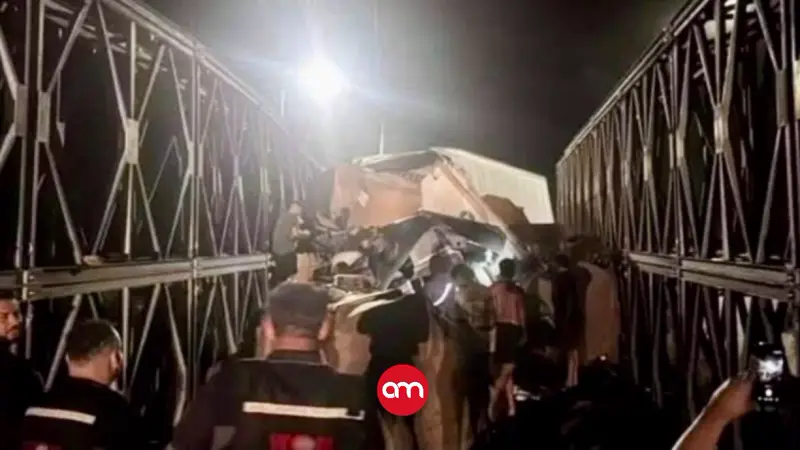 Caos en Cambronero: tráiler se estrella contra puente, se incendia y deja la Ruta 1 cerrada