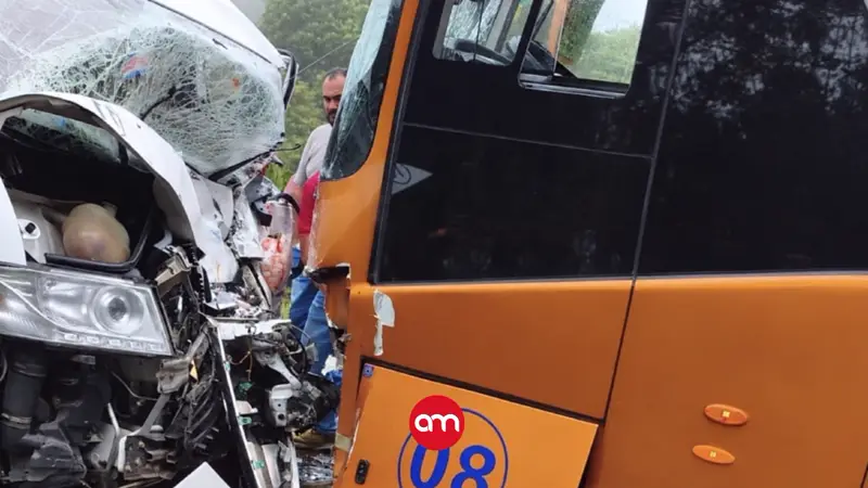 Chofer de ambulancia se llevó la peor parte en fuerte choque contra autobús en Cartago: este es su estado de salud