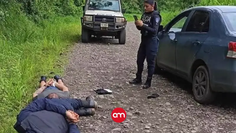 Detienen a dos hombres tras asalto en supermercado; uno fingía ser policía