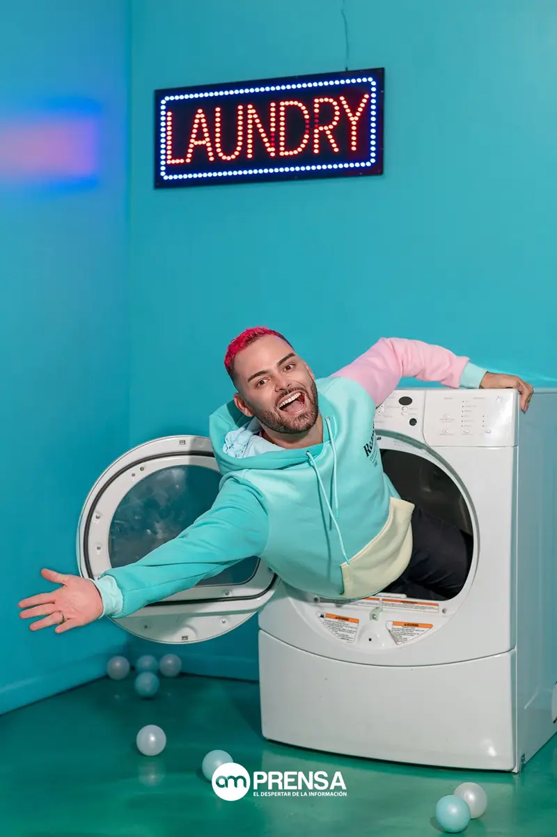 Diego Bravo, el youtuber que habla de los famositicos "sin pelos en la lengua"