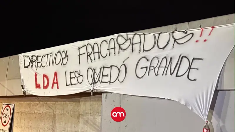 “¡Directivos fracasados!”: afición de Alajuelense explota y coloca mantas contra la dirigencia