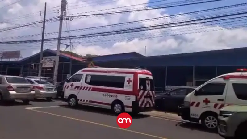 ¡Emergencia en escuela! Más de 30 estudiantes trasladados a un centro médico por supuesta intoxicación