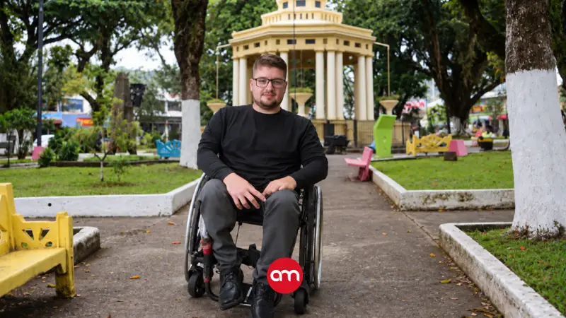 En silla de ruedas se abre camino por Turrialba: el joven mensajero que lucha cada día para ganarse la vida