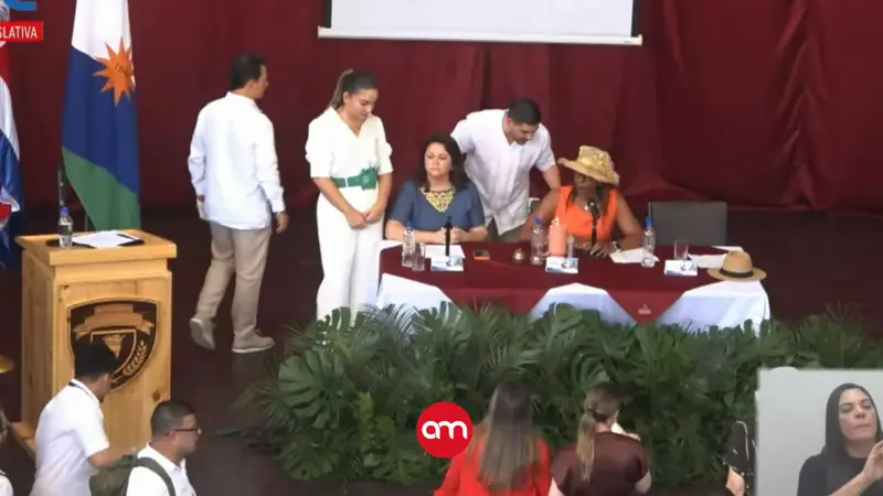 Gritos, abucheos y tensión sacuden sesión solemne de diputados en Puntarenas