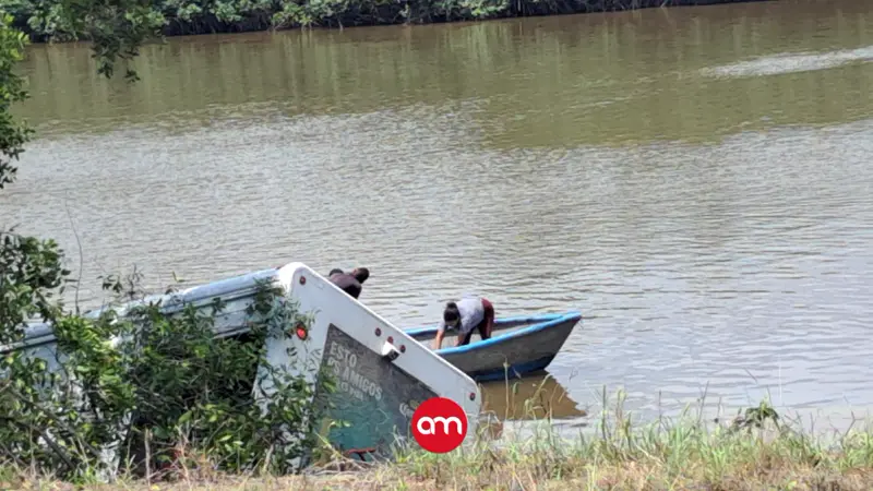 ¡Increíble! Camión repartidor de refrescos cae al estero de Puntarenas y personas se llevan la mercancía hasta en pangas