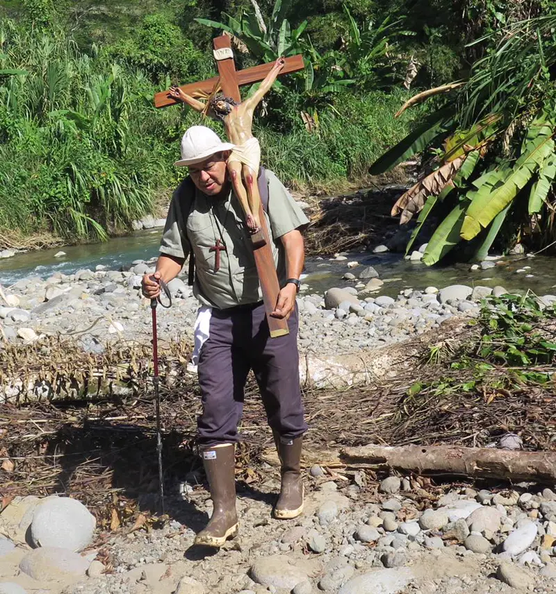 Obispo de Limón: un verdadero pescador de hombres en botas de hule