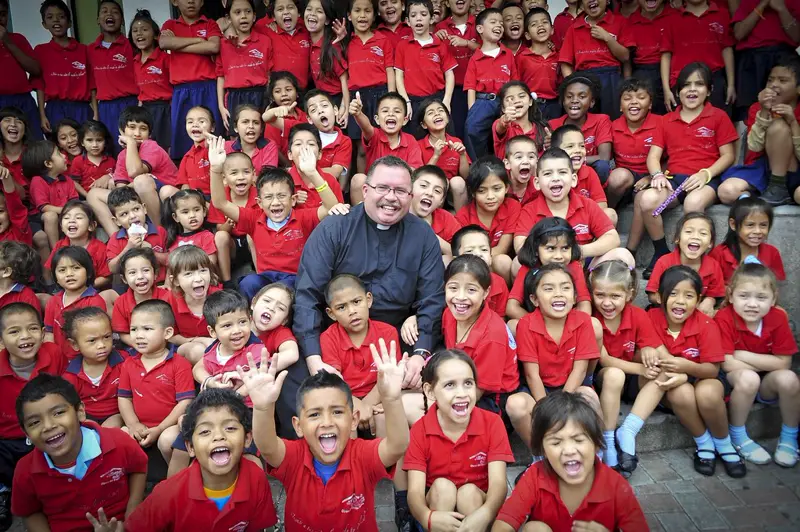 Padre Sergio, un papá de cuello y sotana con más 52 mil hijos en Costa Rica