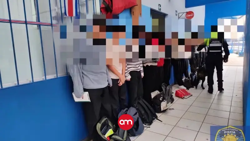 Policía interviene colegio y sorprende a estudiante con gran cantidad de droga