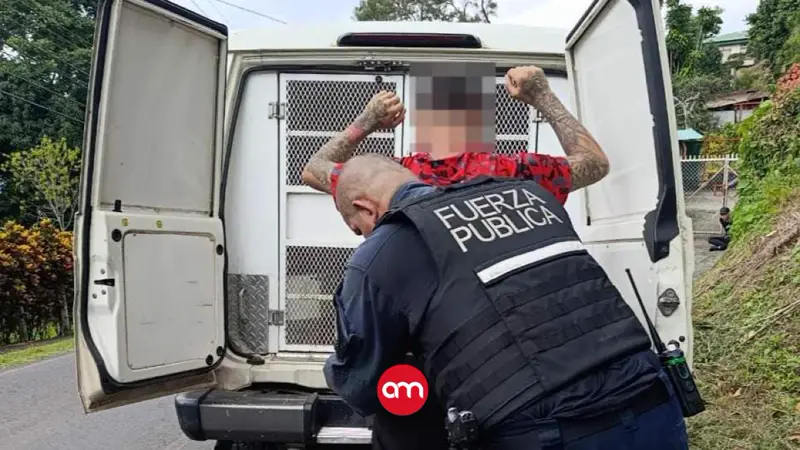 Supuestos compradores llegan a casa y asaltan a sus dueños, pero la policía los detuvo