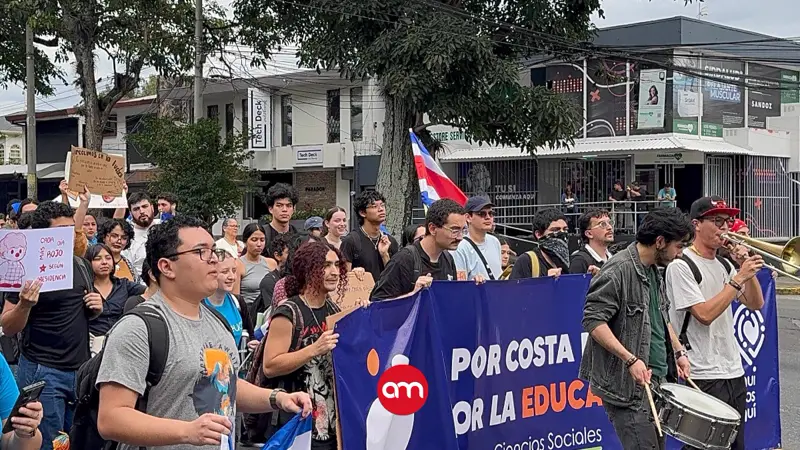 Universitarios toman las calles y marchan hacia la Asamblea por el pulso del FEES 2027