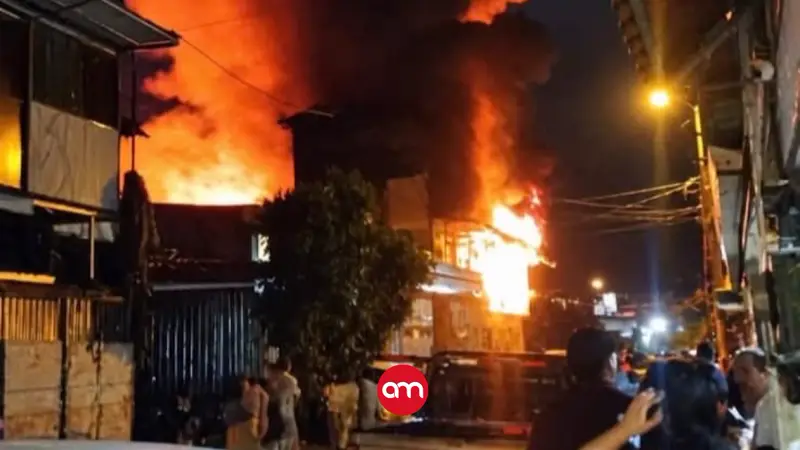 (Video) Enorme incendio en Cartago consume casa de tres pisos: 10 personas fueron rescatadas por los bomberos