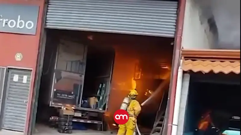 (Video) Fuego consume mueblería en Desamparados: Bomberos evita que las llamas se extiendan a otras casas