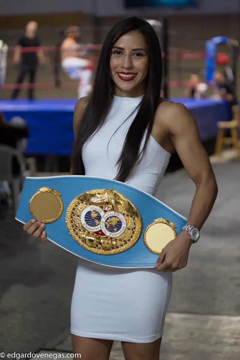 (Vídeo) De un golpe, boxeadora tica noquea estereotipos y muestra su belleza detrás de los guantes