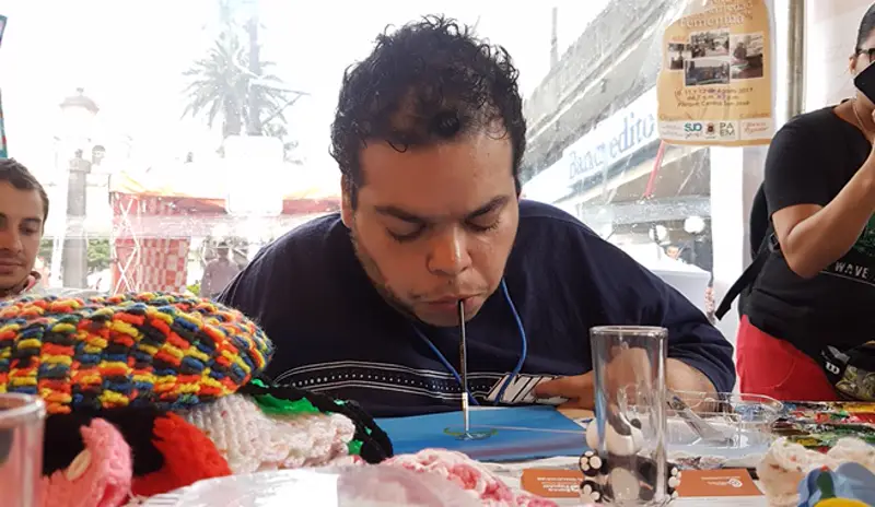 (Vídeo) Jairo Mora, un pintor con discapacidad en las manos que sorprende a Costa Rica