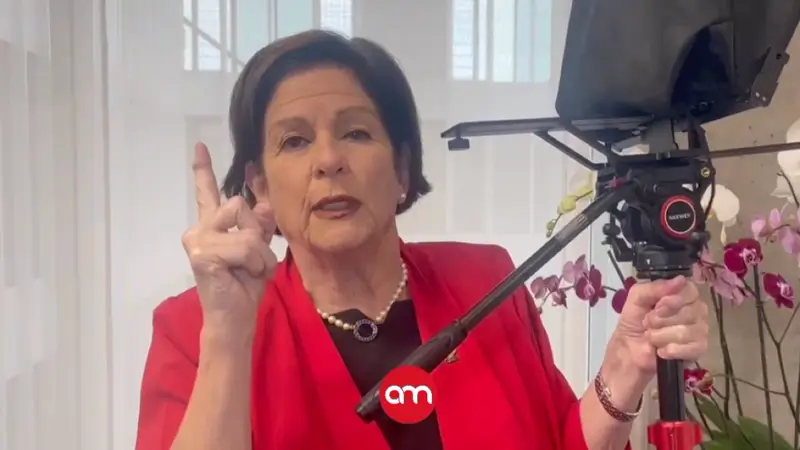 (Video) Notifican a Pilar Cisneros en plena conferencia de prensa: ''Qué dicha que no son tan recontrainútiles''