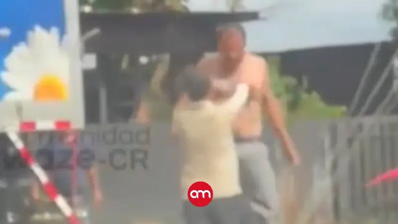 (Video) Pelea entre chofer de camión repartidor y motociclista termina de una forma sangrienta
