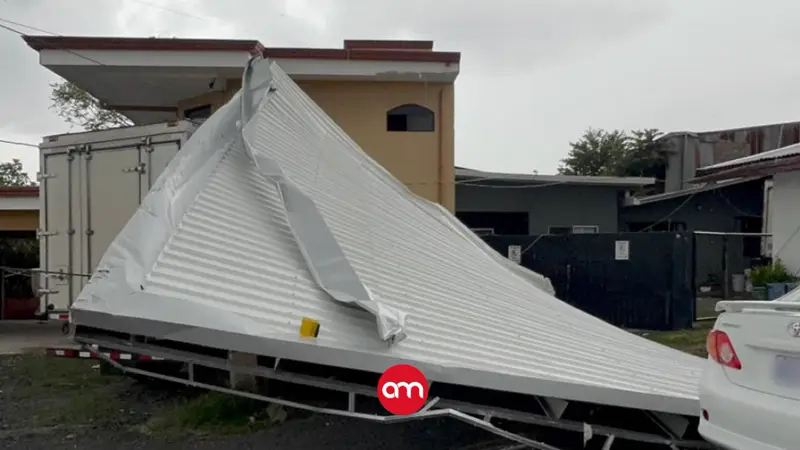 (Videos) Impresionante torbellino deja casas destechadas y rótulos en el suelo en Santa Ana