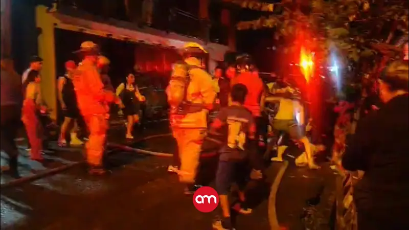 (Video) Vapulean joven tras enorme incendio que consumió casa de tres pisos en Cartago