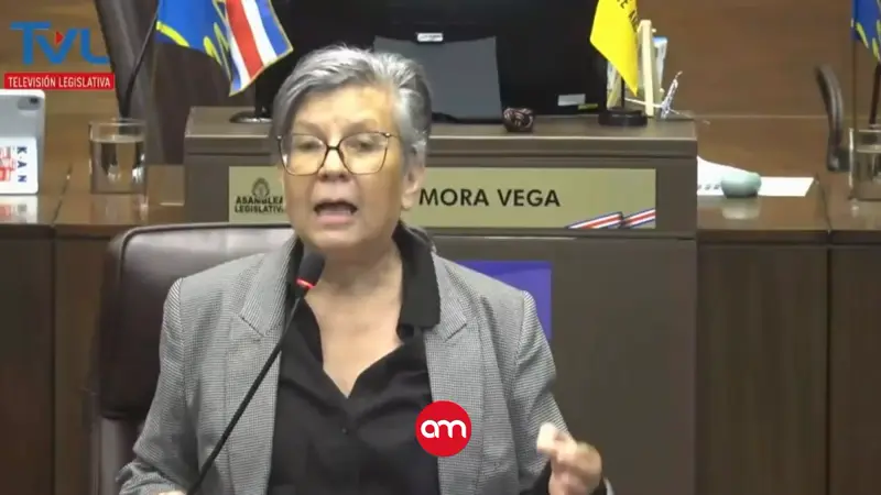 Zafarrancho en el Congreso: gritos, golpes a curules y oposición abandona plenario por disputa sobre magistrados