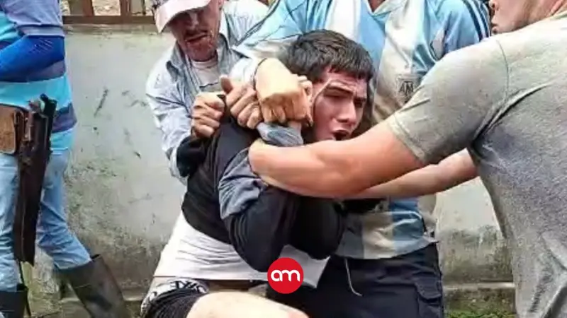 (Video) Beaten and without his trousers! Neighbors catch a car thief in Cartago and take justice into their own hands