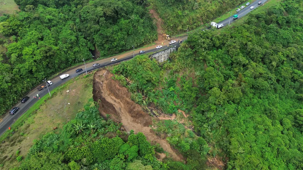 ¡La montaña se viene abajo! Impresionante deslizamiento pone en alerta a conductores en importante ruta de Cartago