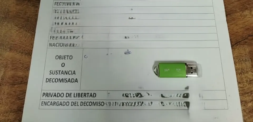 Sorprenden a abogado ingresando a visita con reo en cárcel con un artículo prohibido en sus bolsillos