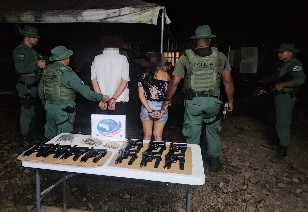 Policía sorprende a pareja de jóvenes extranjeros viajando en bus con 10 armas y 400 municiones