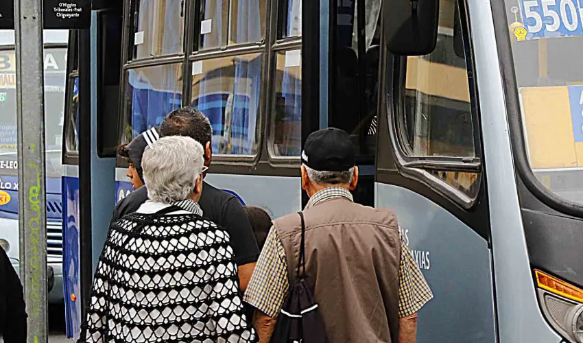 ¿Cambiará el pasaje gratuito para adultos mayores? Defensoría pide cuentas al MOPT