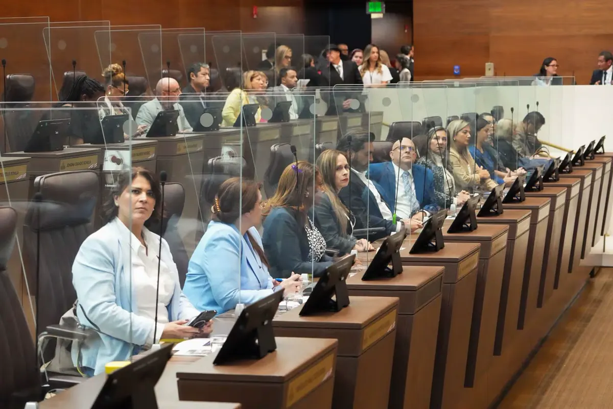 ¿Tres días libres o solo uno? Diputados aprueban jornadas de 12 horas y desatan fuerte polémica