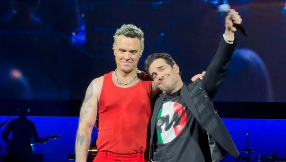 ¡20 años después! Robbie Williams sorprende al cantar con Omar Chaparro en México