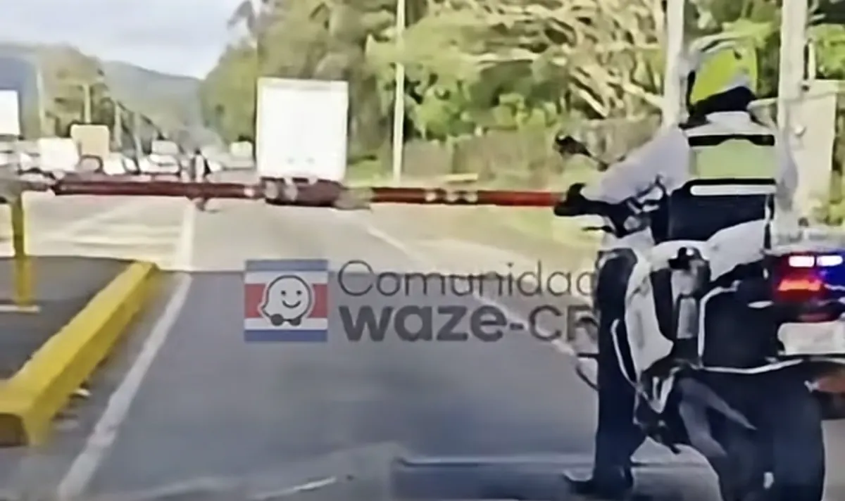 (Video) Motociclista quiso ahorrarse ₡75 y se brincó el peaje sin pagar: Un tráfico lo detuvo y ahora deberá pagar mucho más