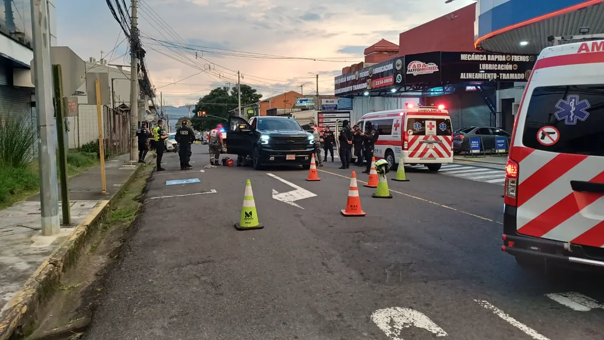 Doble homicidio en Montes de Oca: sicarios en motocicleta matan a dos personas dentro de carro