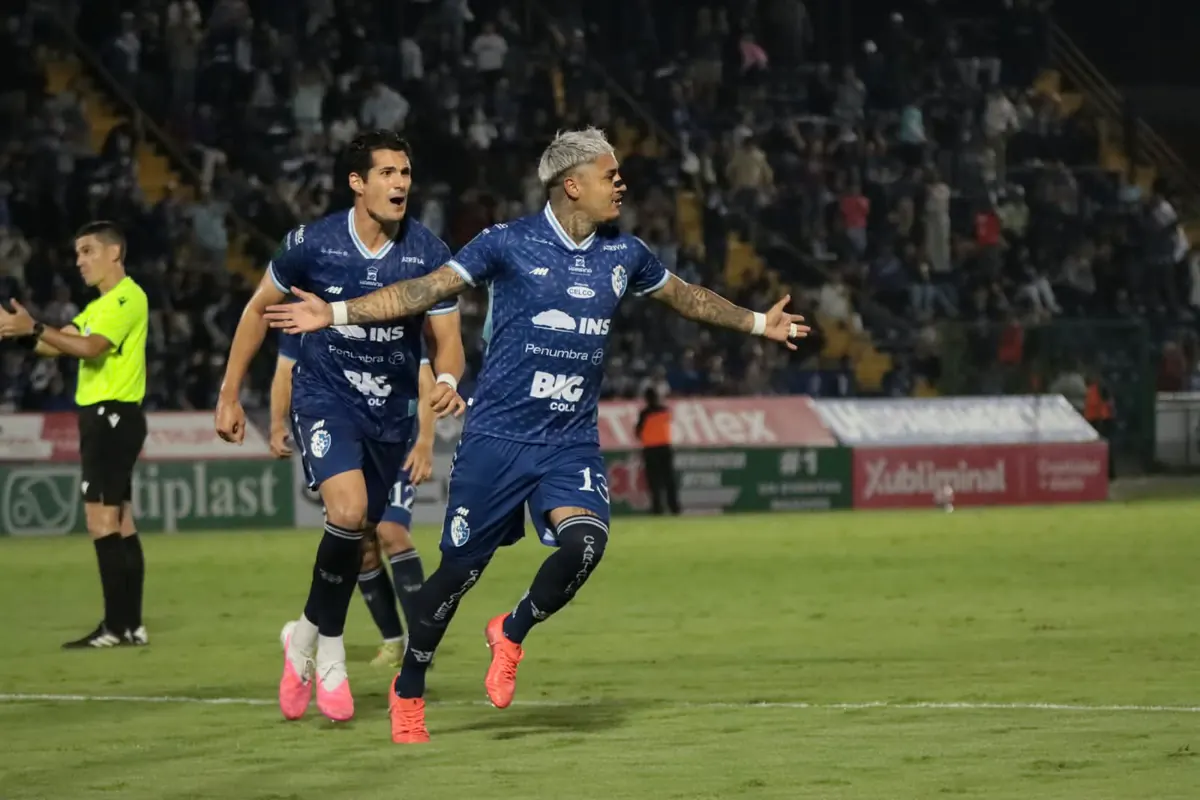 Cartaginés sacude el Apertura! Vence 3-1 a Puntarenas y comparte cima con el Saprissa