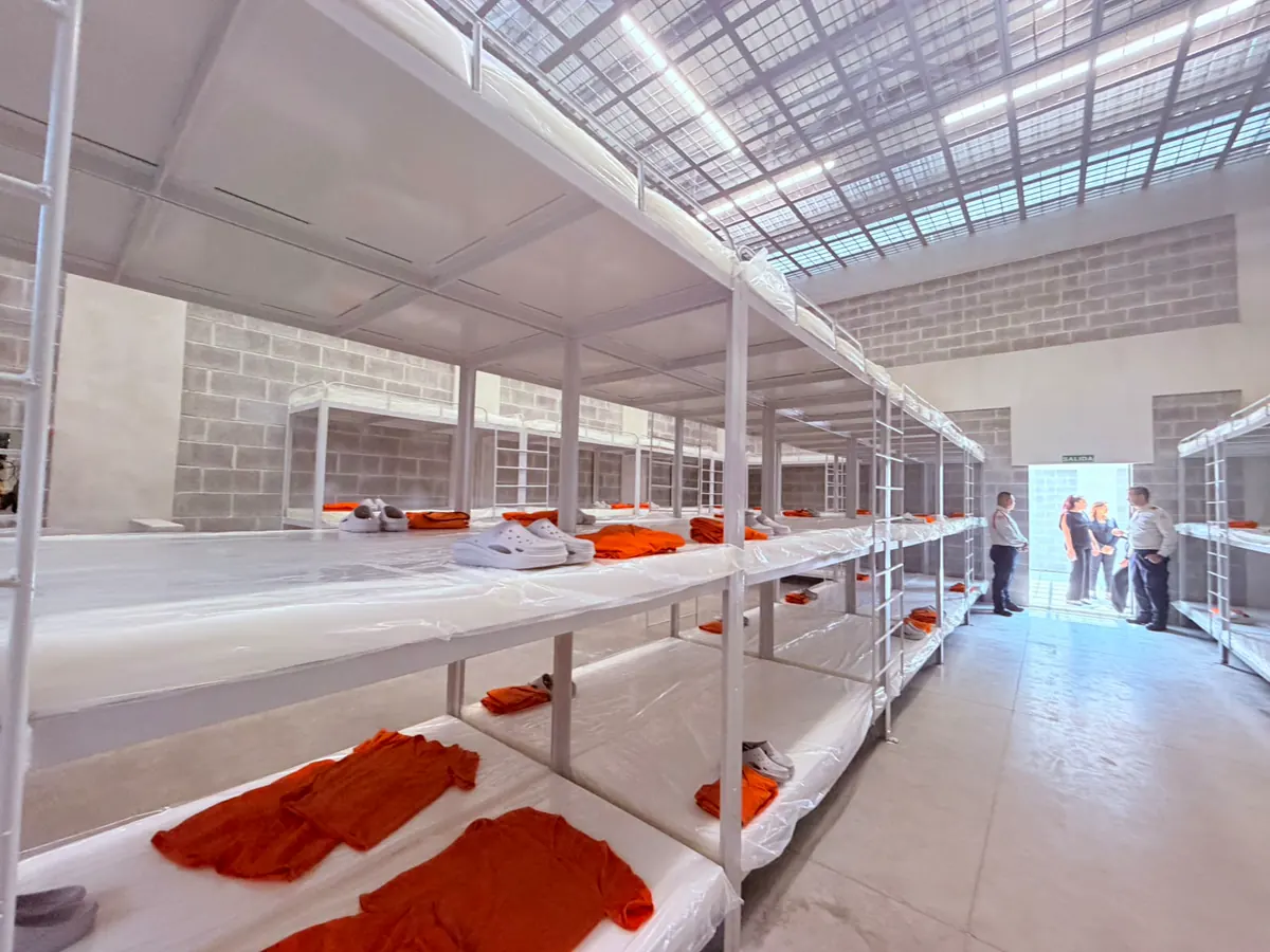 Sin enchufes, con inodoros visibles, tecnología de punta y vistas conyugales: Así funcionará el CACCO