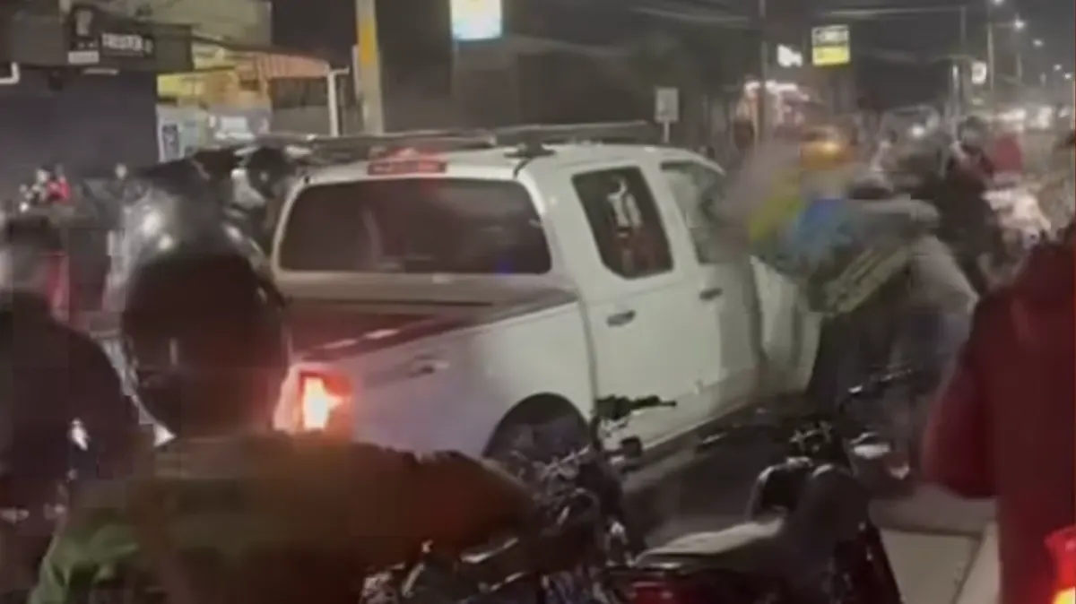 Vapuleado y detenido: Policía captura por conducir ebrio a chofer de pick up que atropelló a motociclista en rodada