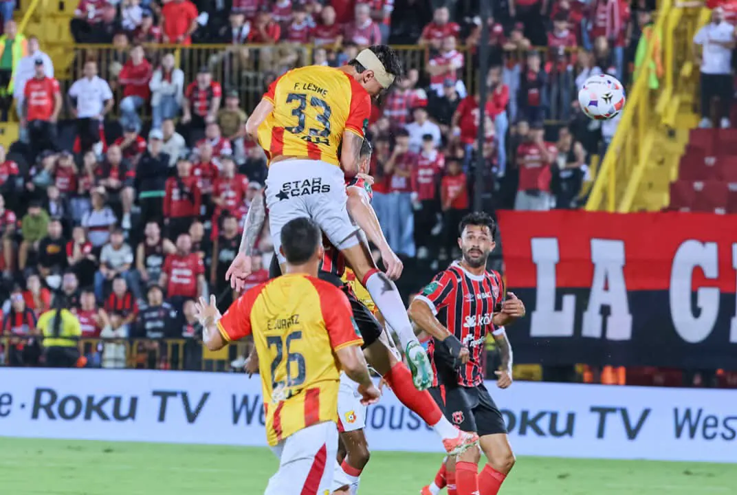 Clásico provincial con polémica! Alajuelense y Herediano reparten puntos en el Morera Soto