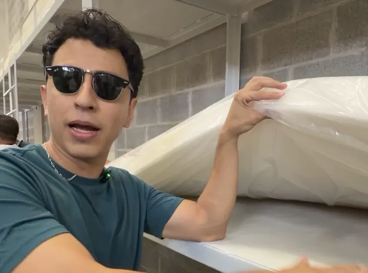 Influencer salvadoreño viajó hasta Costa Roca para conocer el CACCO: Estas son las diferencias que encontró con el CECOT