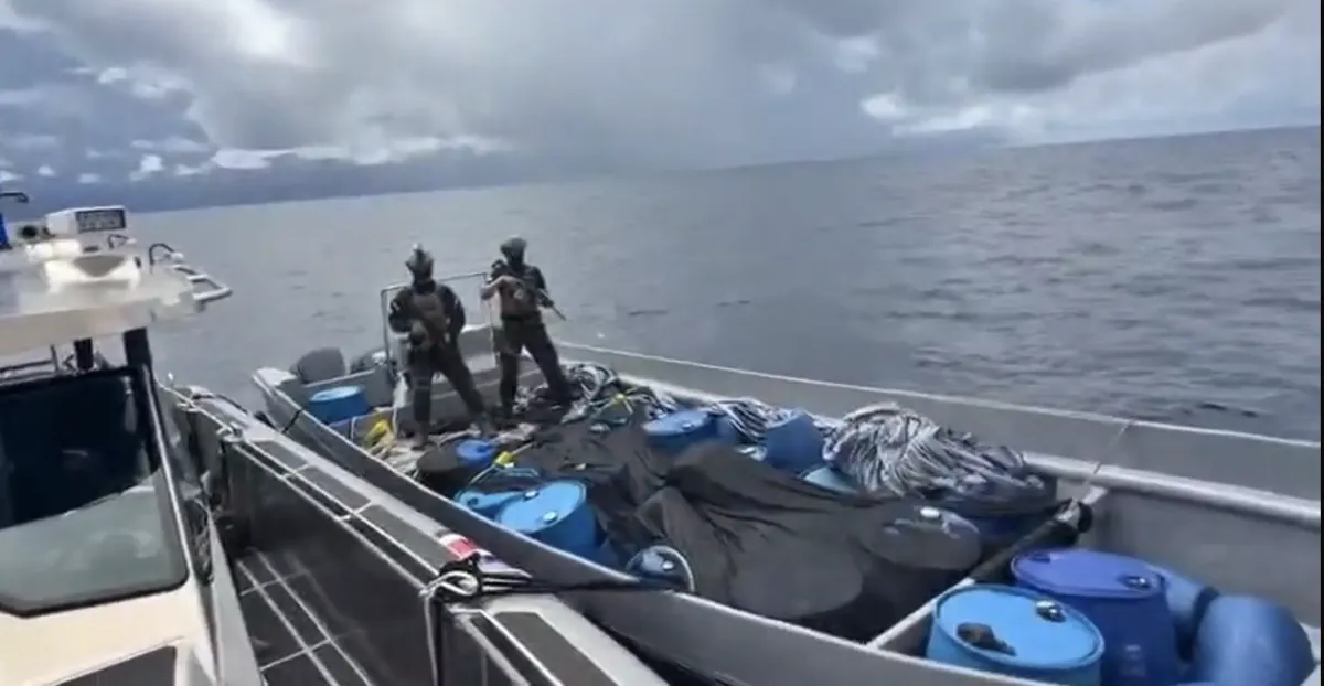 (Video) Con gritos y disparos: Así fue como guardacostas capturaron lancha narco con tres colombianos con ayuda de la DEA