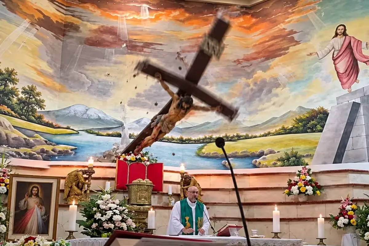 Video capta tragedia en plena misa: crucifijo cae sobre sacerdote y lo mata en el altar