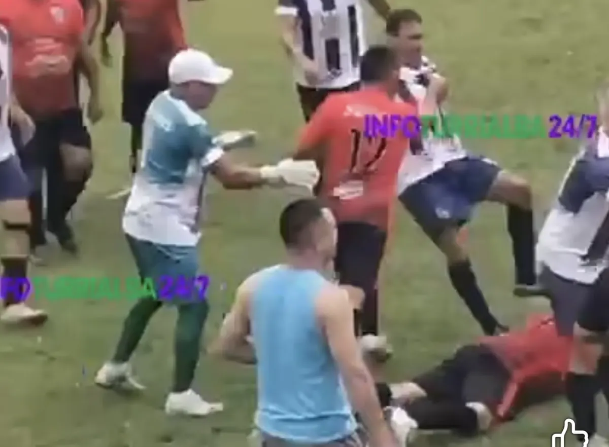 VIDEO I Semifinal de veteranos acaba en escándalo: Alejandro Alpízar recibe brutal patada en la cabeza