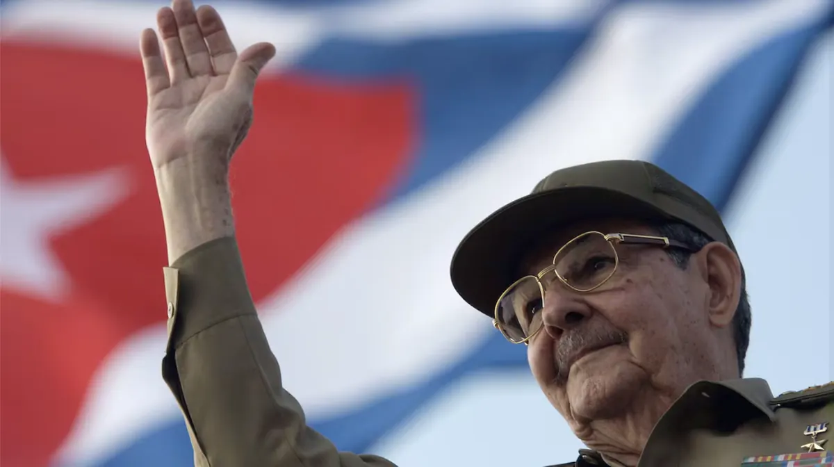 Raúl Castro enfrenta orden de arresto a sus 95 años por ataque que dejó cuatro muertos