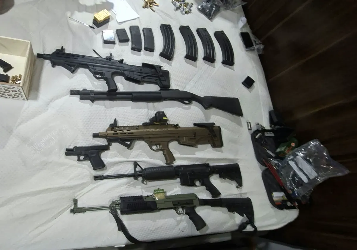 Enorme caja fuerte escondía arsenal y una fortuna en efectivo: 10 detenidos en Cartago por préstamos gota a gota