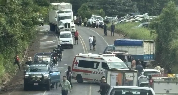 Violento choque entre camión, cuadraciclo y carro cobra la vida de una mujer