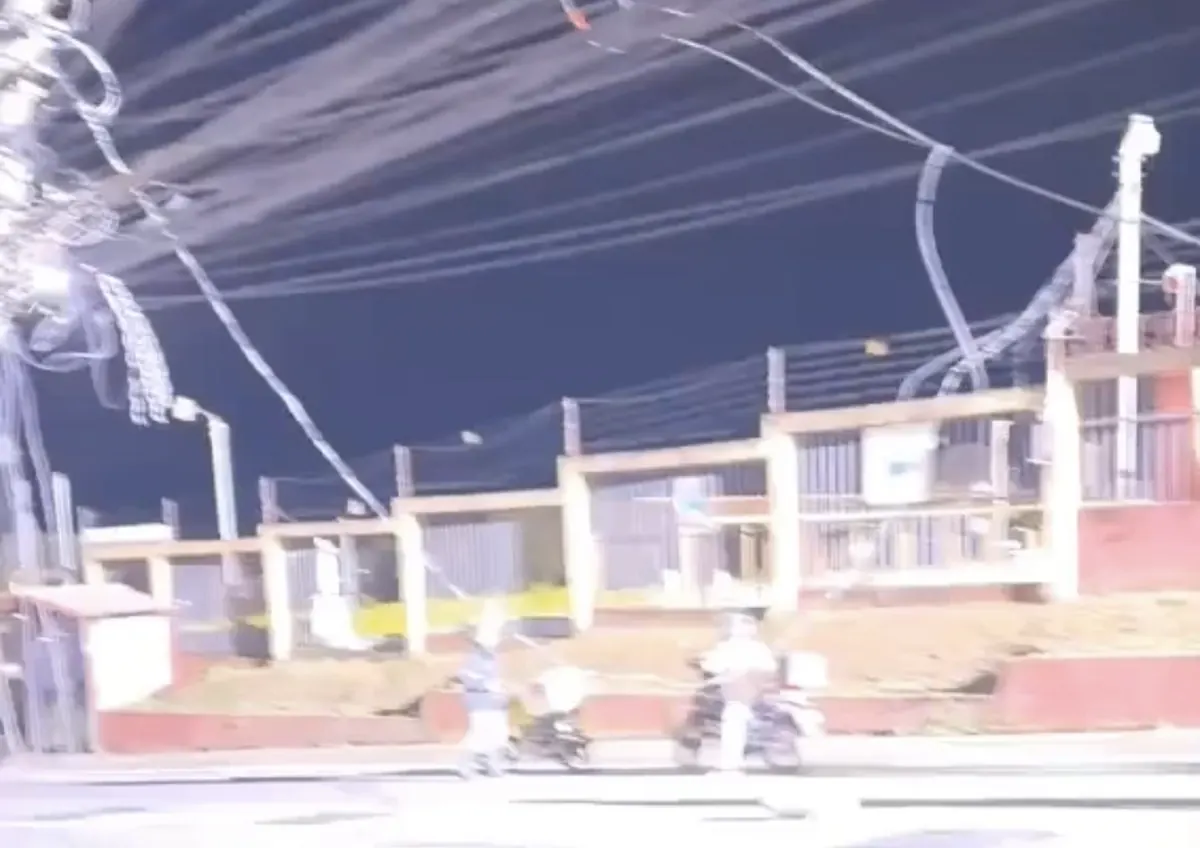 Motociclista muere electrocutado tras caída de poste y cables: video captó el instante