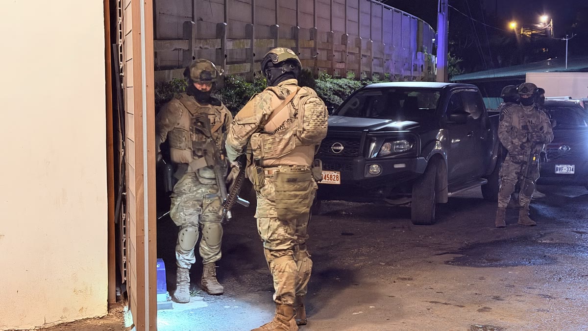 Allanamiento a la lujosa casa del líder de la organización. (foto 1 de 3)