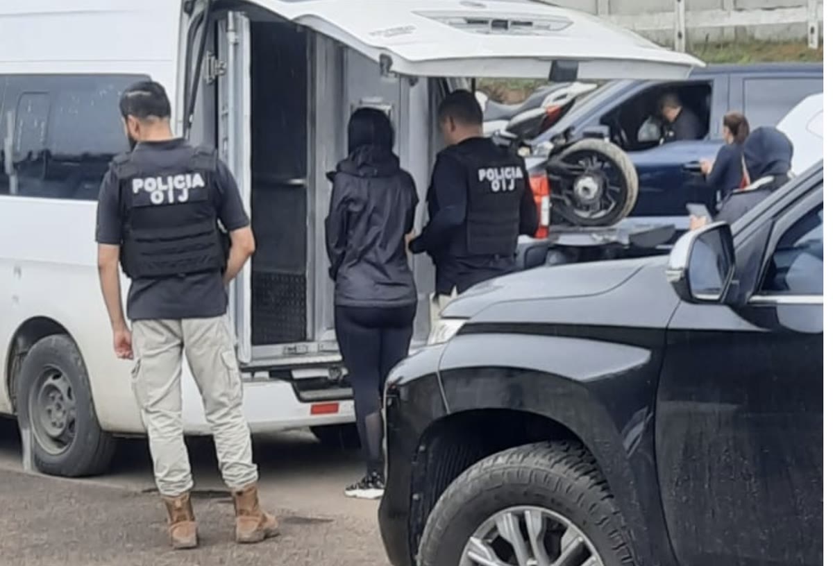 Allanamiento a la lujosa casa del líder de la organización. (foto 2 de 3)