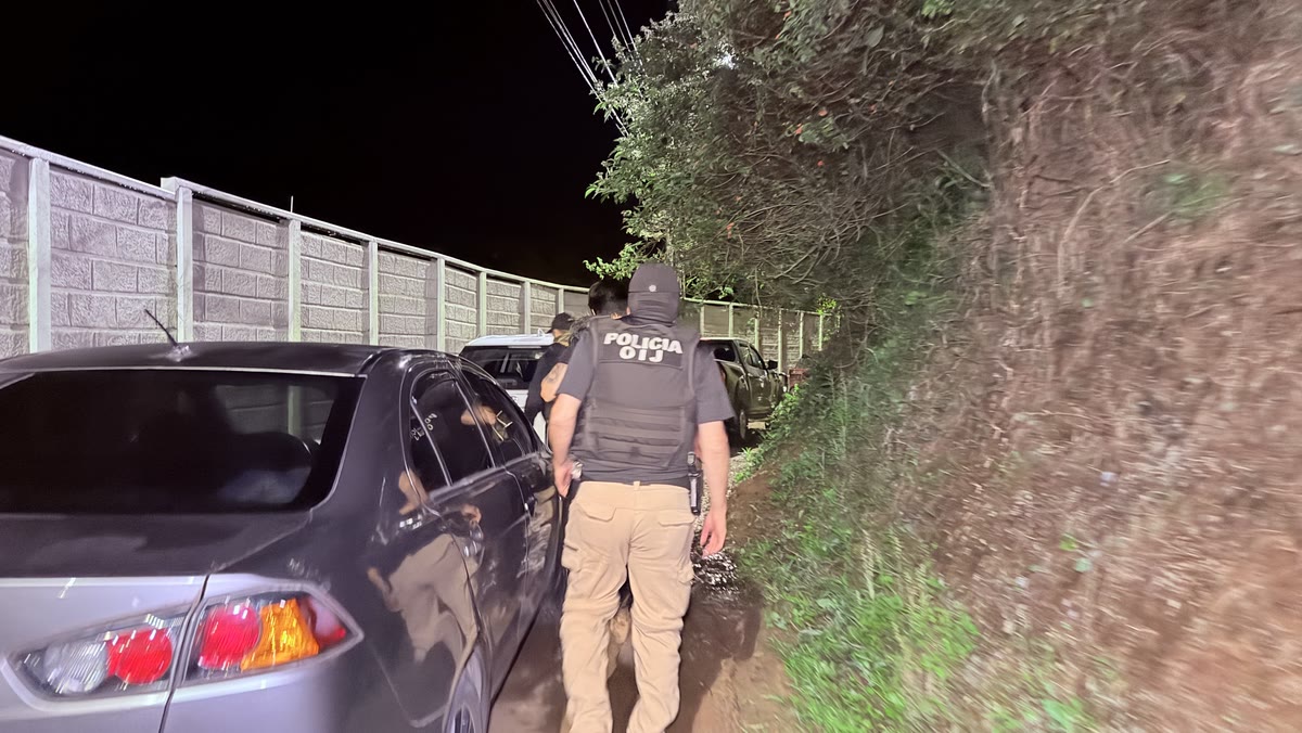 Allanamiento a la lujosa casa del líder de la organización. (foto 3 de 3)