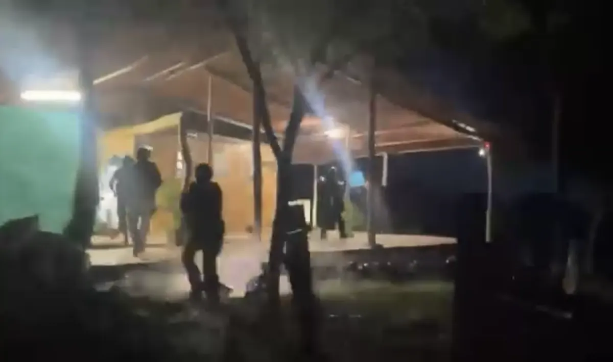En pleno aguacero, OIJ irrumpe en tres viviendas y detiene a sospechosos de vender crack y marihuana